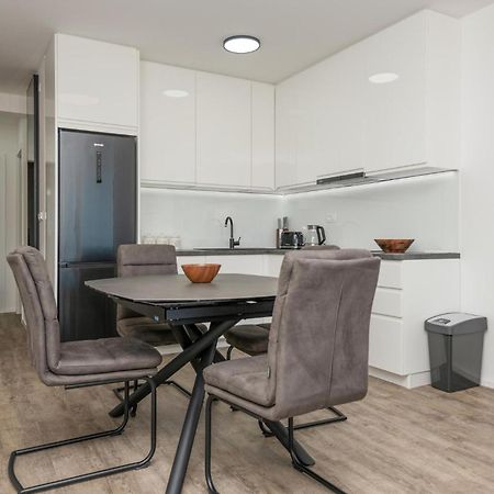 Stunning Apartment In Tucepi With Kitchen Екстериор снимка