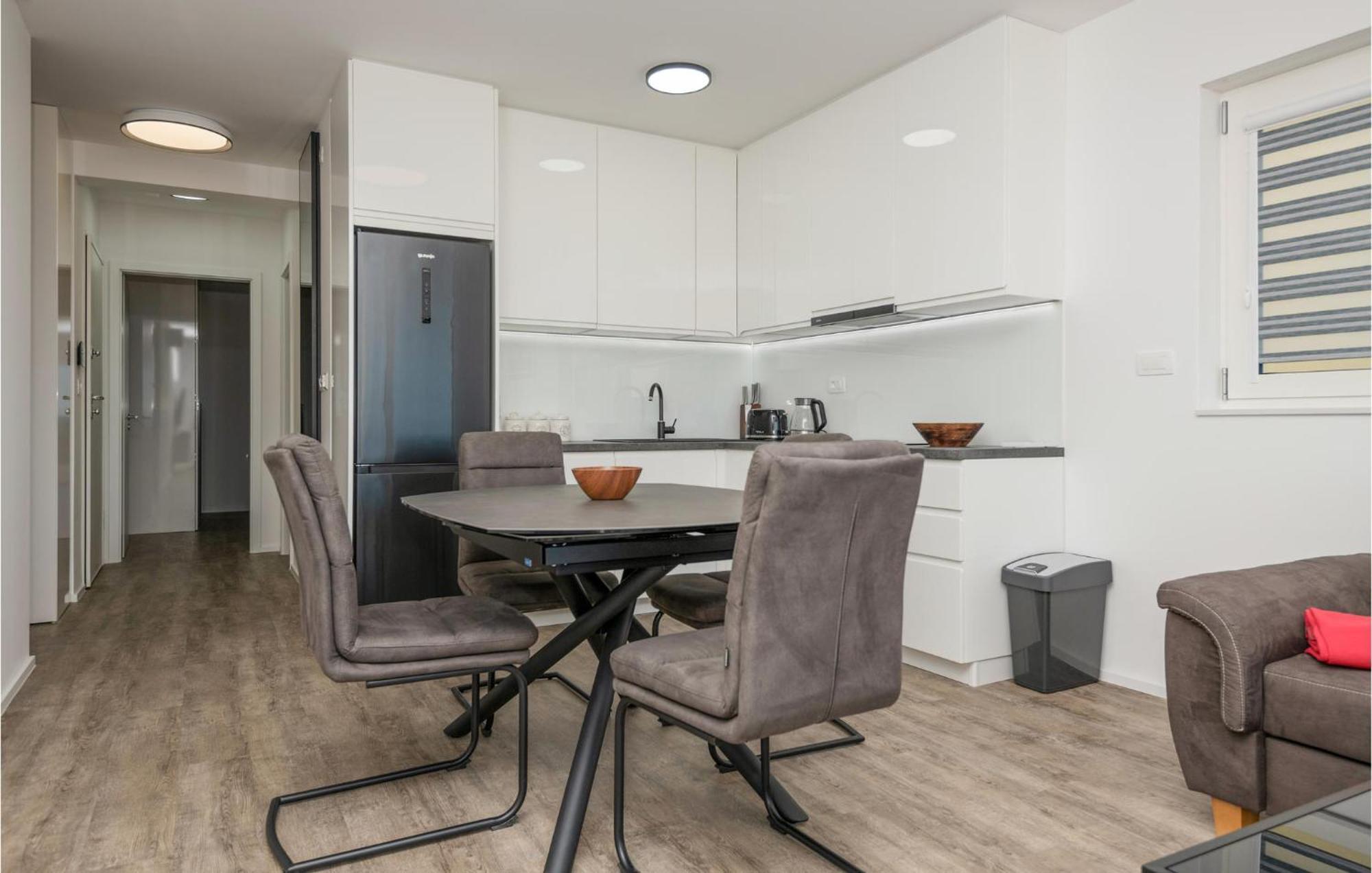 Stunning Apartment In Tucepi With Kitchen Екстериор снимка