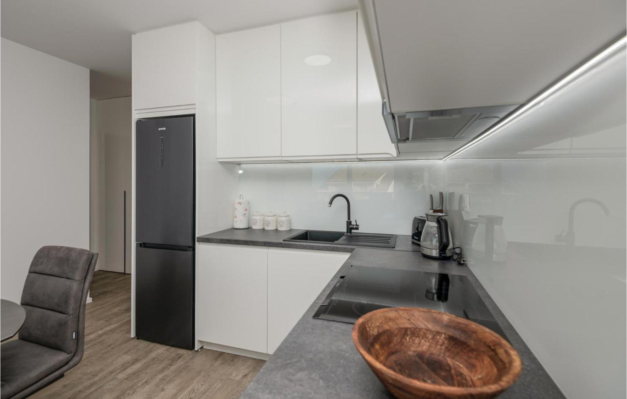 Stunning Apartment In Tucepi With Kitchen Екстериор снимка